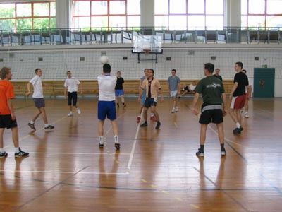 [Translate to English:] Sala pełna studentów grających zespołowo